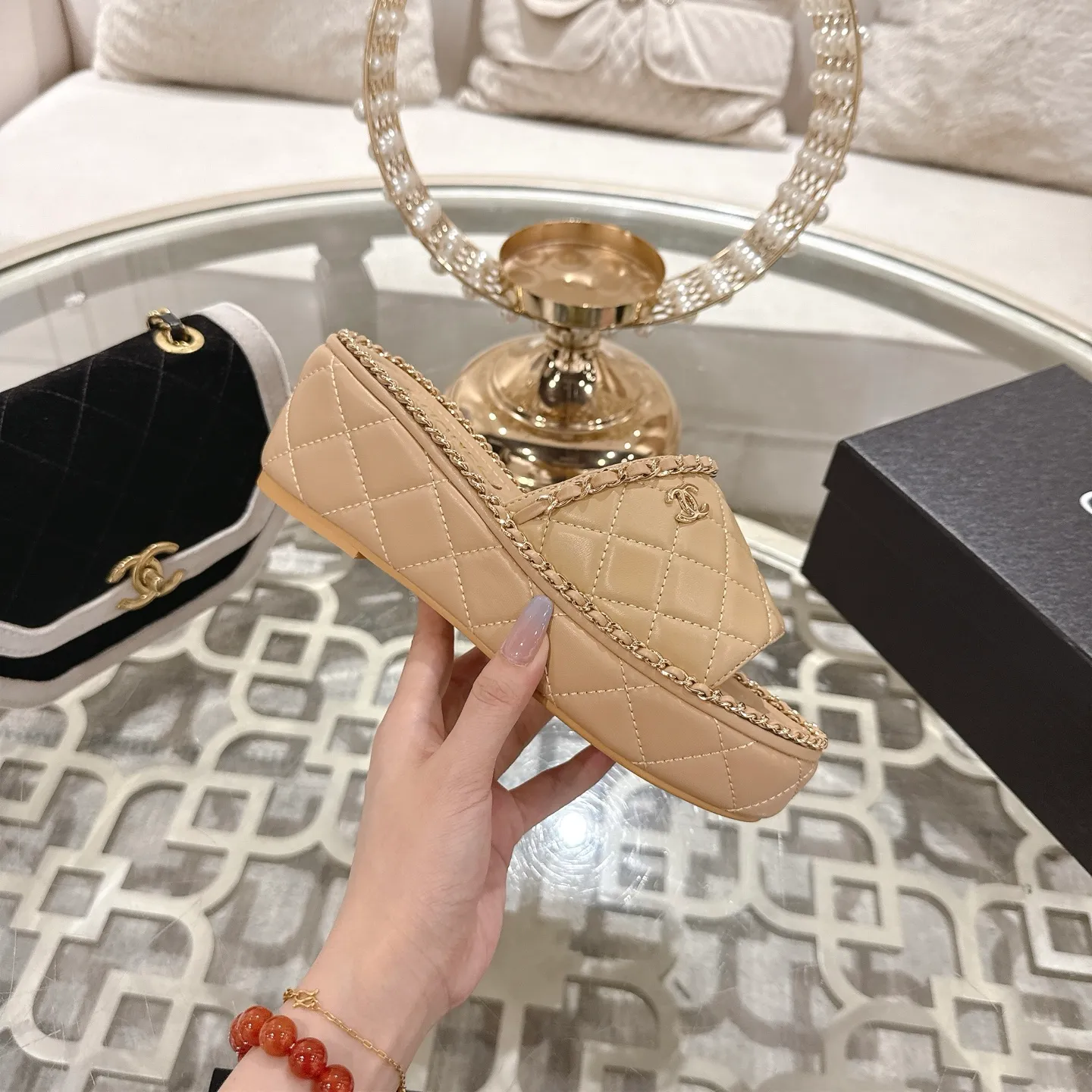 👟👟Ex-factory price 600👟👟 𝐂𝐇𝐀𝐍𝐄𝐋 | Xiaoxiang 25𝐬𝐬 🦋2025 Spring and Summer New Products Counter Classic Xiaoxiang Double C Diamond Chain Slippers Series New〰 🍬 The absolute best in the BS fashion circle. Matching will perform meticulously Minimalist, classic elements that will never fade away 💋 Show unique dressing style, too beautiful to say anything. A must-have for summer... Upper: Original high-customized lambskin Lining: Imported mixed sheepskin lining Outsole: Original molded non-slip outsole Shoe size: 35-39 (34.40.41.42 customization is not returnable)